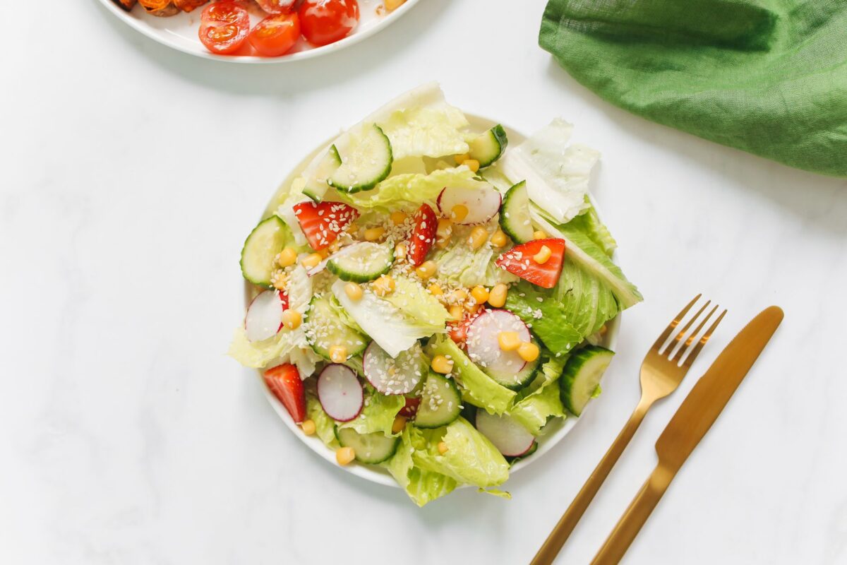 assiette équilibrée légumes frais