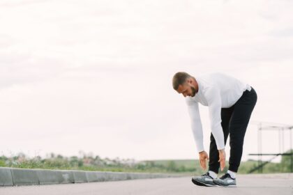 étirement cuisses debout