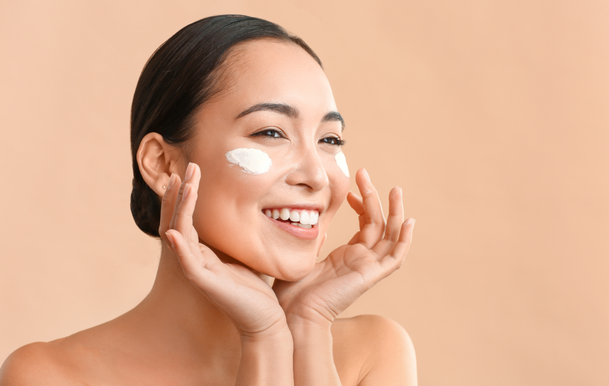 Crème hydratante CeraVe étalée en trait sur une joue