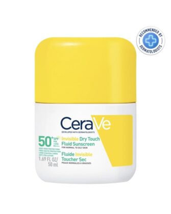 Mousse du gel moussant anti-imperfections CeraVe sur une joue