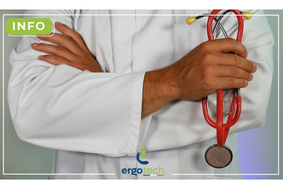 Tableau des maladies professionnelles consulté à côté d'un dossier médical et de documents de sécurité sociale