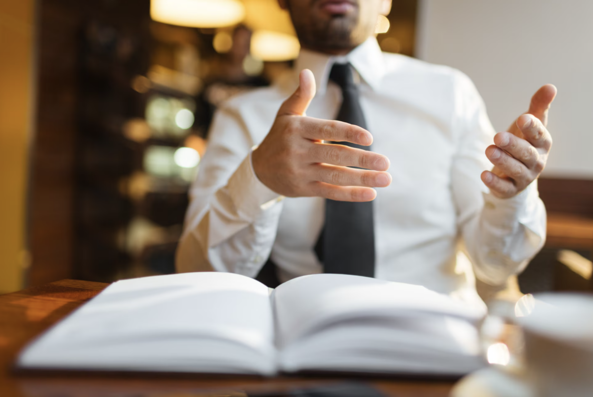 Salarié prenant un temps de pause travail assis à son bureau