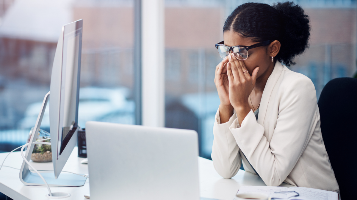 Salarié pensif face à son ordinateur dans un contexte de bore-out au travail