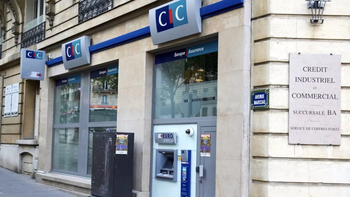 Client consultant une application bancaire mobile pour comparer des avis CIC