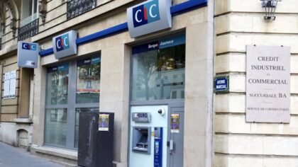 Client consultant une application bancaire mobile pour comparer des avis CIC