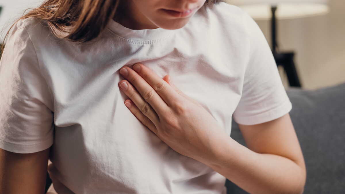 Personne en convalescence marchant tranquillement sur un chemin plat après une embolie pulmonaire