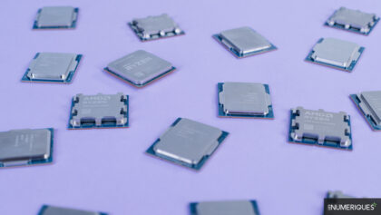Processeur avec broches posées sur une carte mère, illustrant le composant CPU d'un ordinateur
