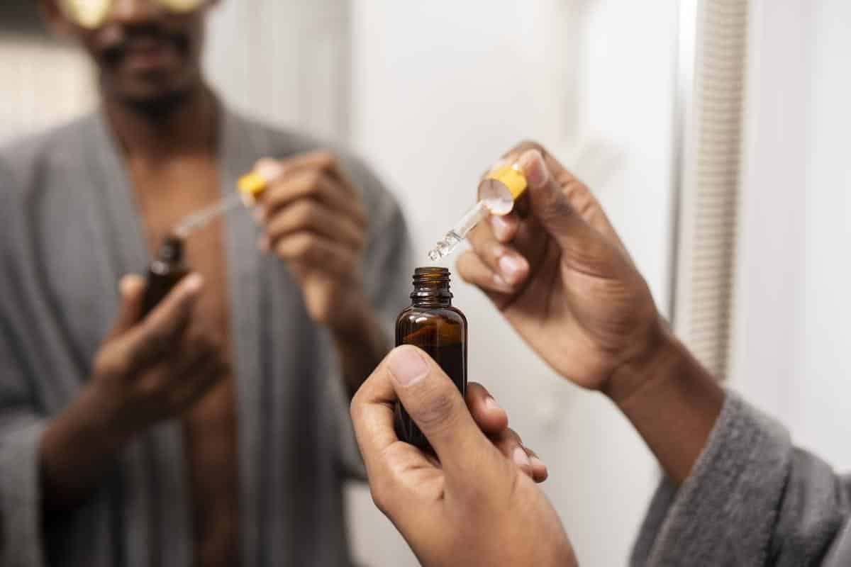 Préparation d'un bain de siège tiède au bicarbonate pour apaiser une démangeaison anale