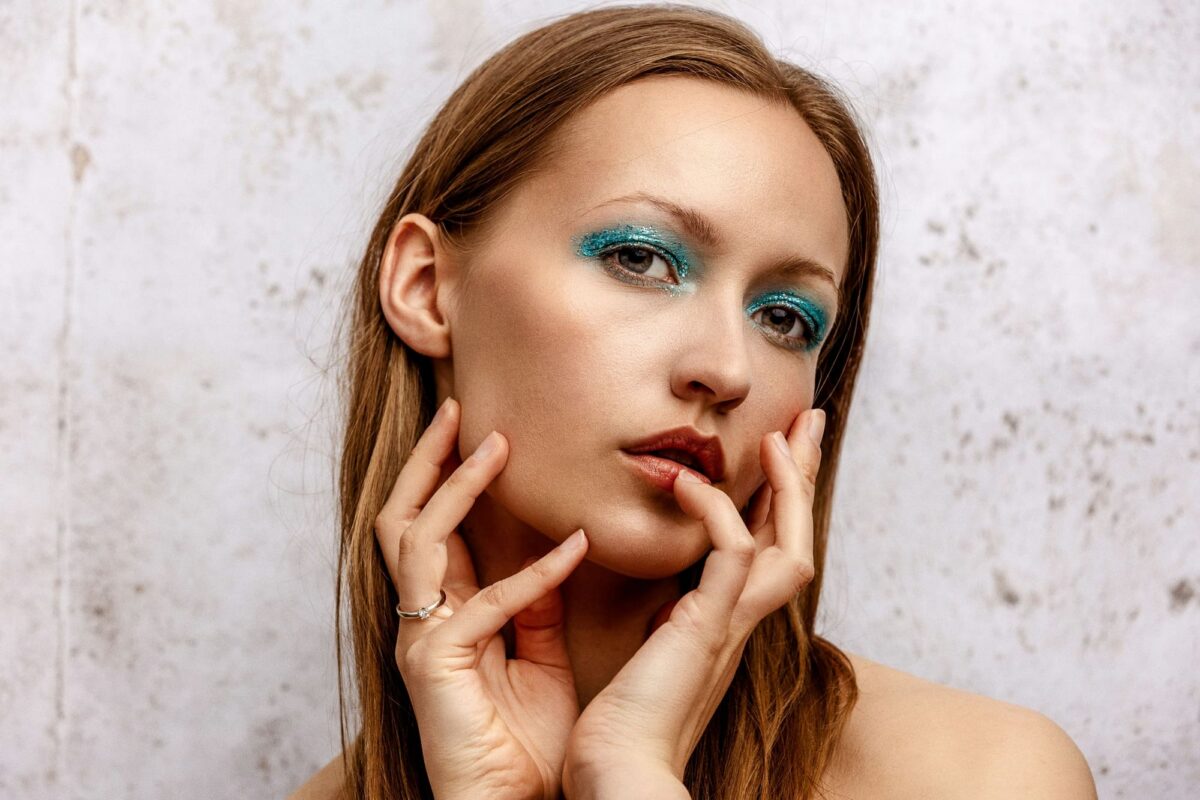 Gros plan sur un maquillage cuivré lumineux pour yeux marrons