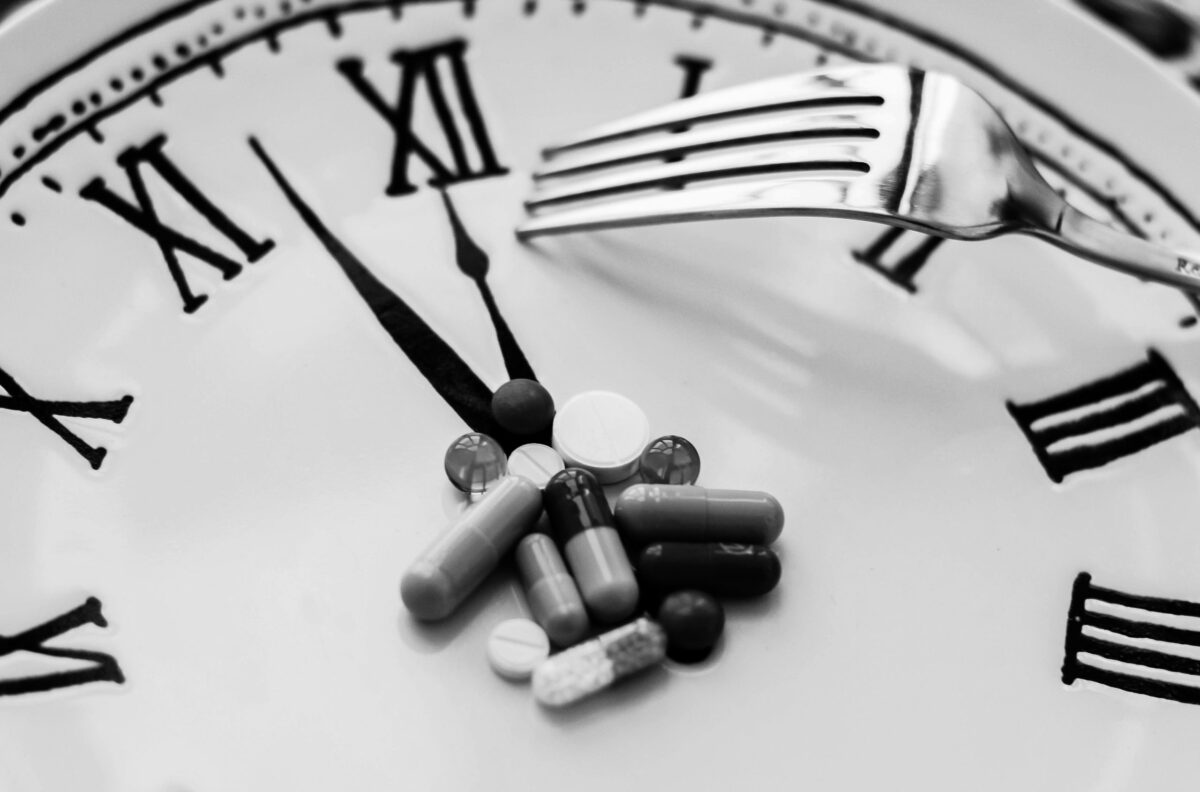 la distribution de médicaments est un processus essentiel dans le domaine de la santé, impliquant la fourniture sécurisée et efficace de médicaments aux patients selon les normes établies.