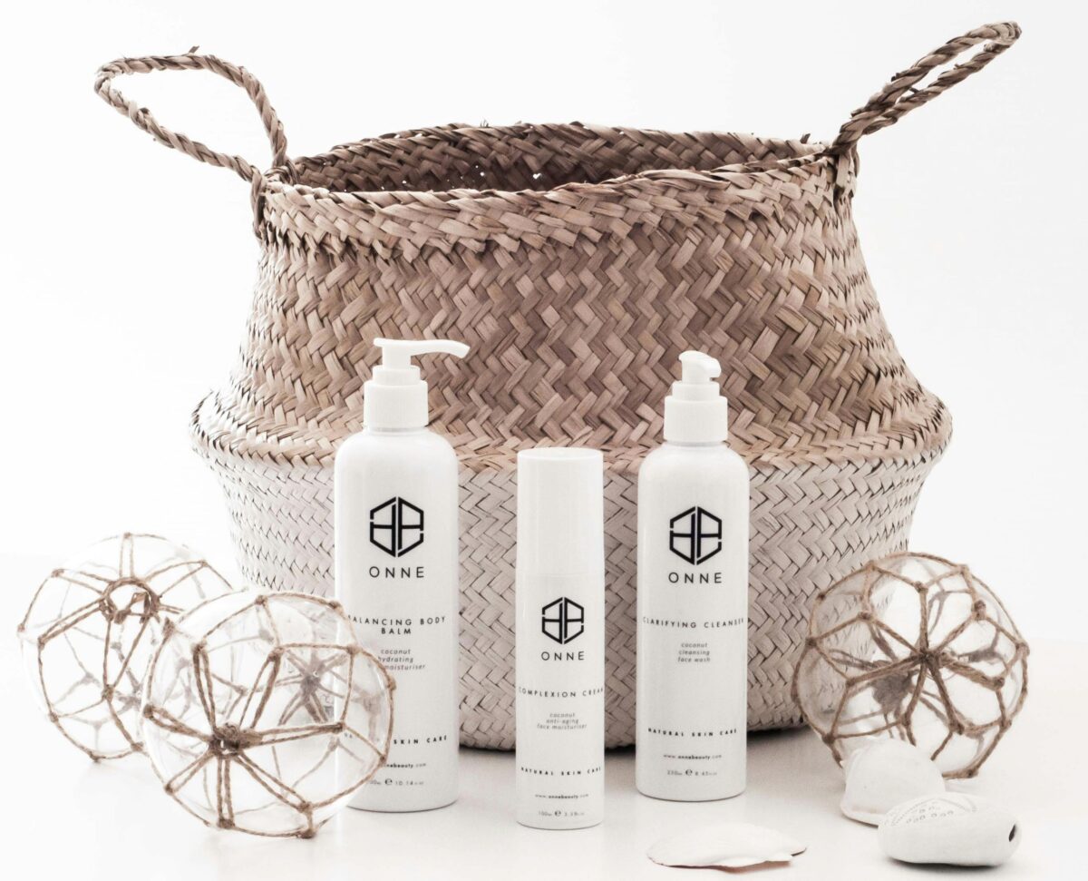découvrez notre crème hydratante pour une peau douce et nourrie toute la journée. formulée pour fournir une hydratation longue durée et un confort parfait pour votre peau.