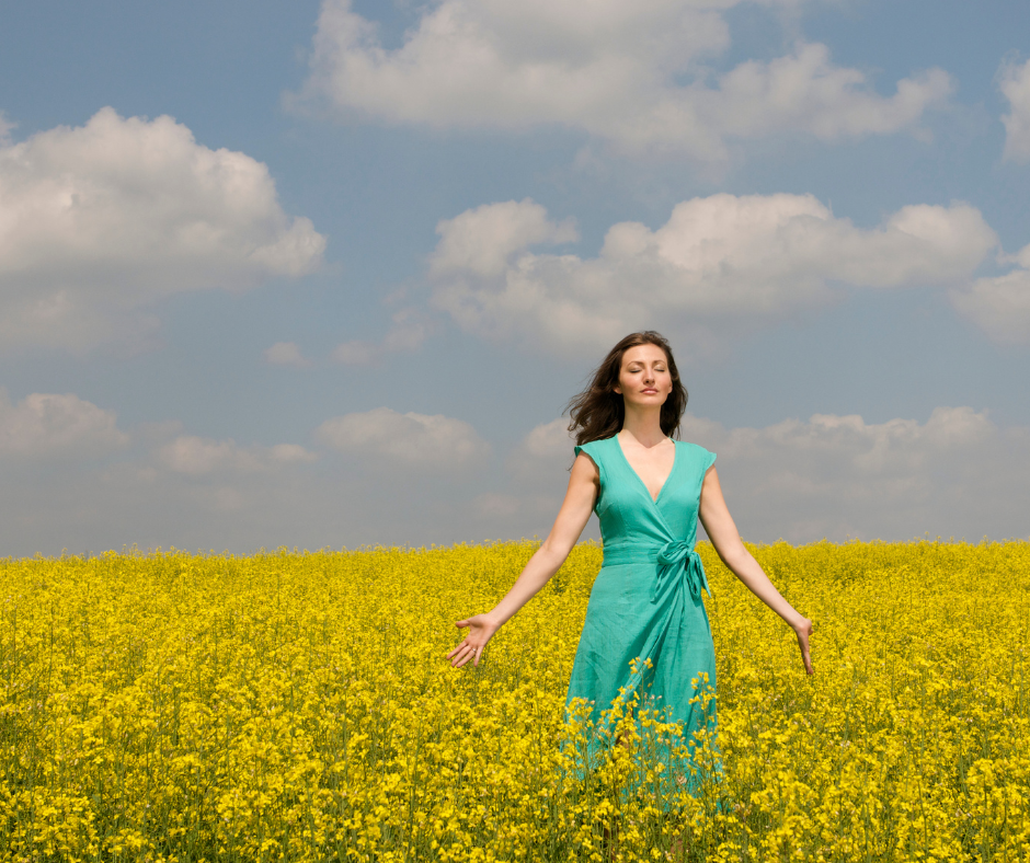 femme dans un champs de fleurs jaunes