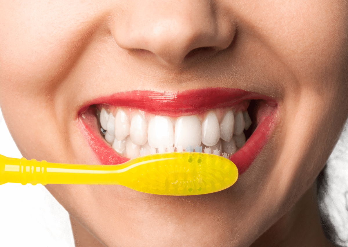 femme se lave les dents
