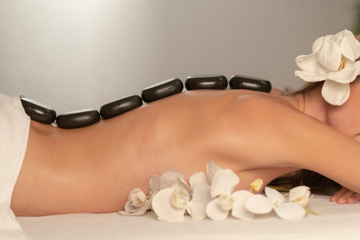 découvrez les bienfaits relaxants du massage thaïlandais traditionnel, une expérience de détente et de soulagement du stress.