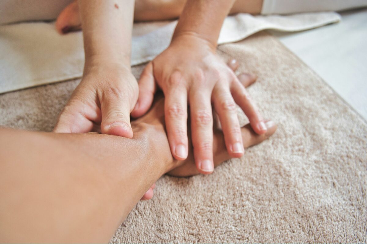 découvrez les bienfaits d'un massage relaxant avec nos professionnels qualifiés. offrez-vous un moment de détente et de bien-être inoubliable.