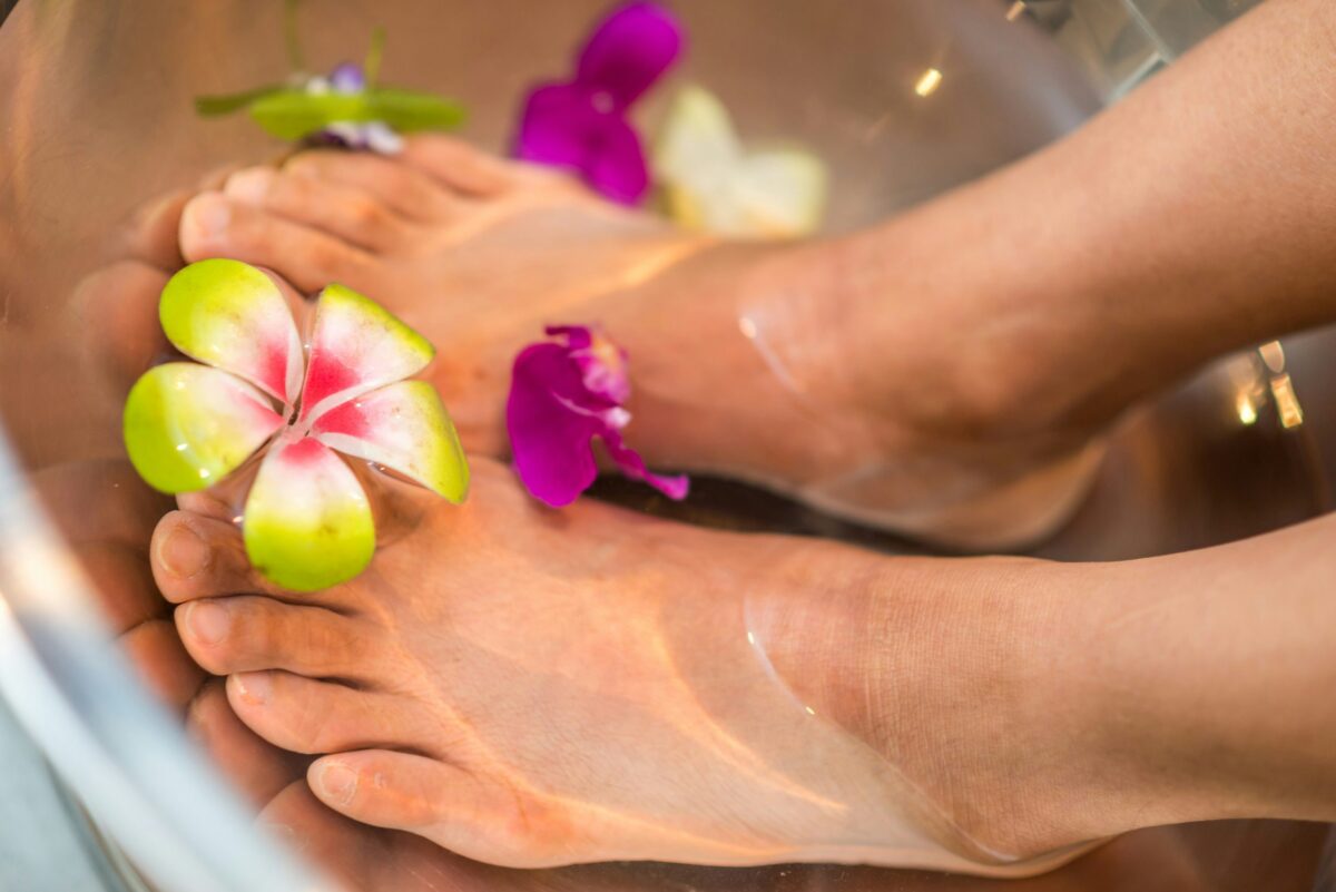 découvrez les bienfaits d'un massage des pieds pour une détente optimale. profitez d'un moment de relaxation avec un massage spécialement conçu pour apaiser vos pieds et revitaliser votre corps.