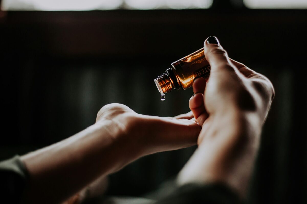découvrez les bienfaits du monoï, une huile aux multiples vertus pour la peau et les cheveux, aux délicates notes exotiques.