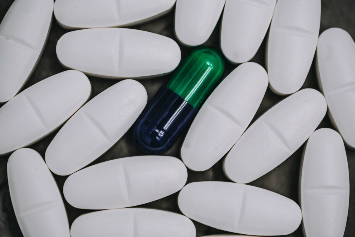 découvrez l'impact des médicaments sur l'enfance et les enjeux liés à la prise de médicaments pendant l'enfance. informations et conseils sur la médication pour enfants.
