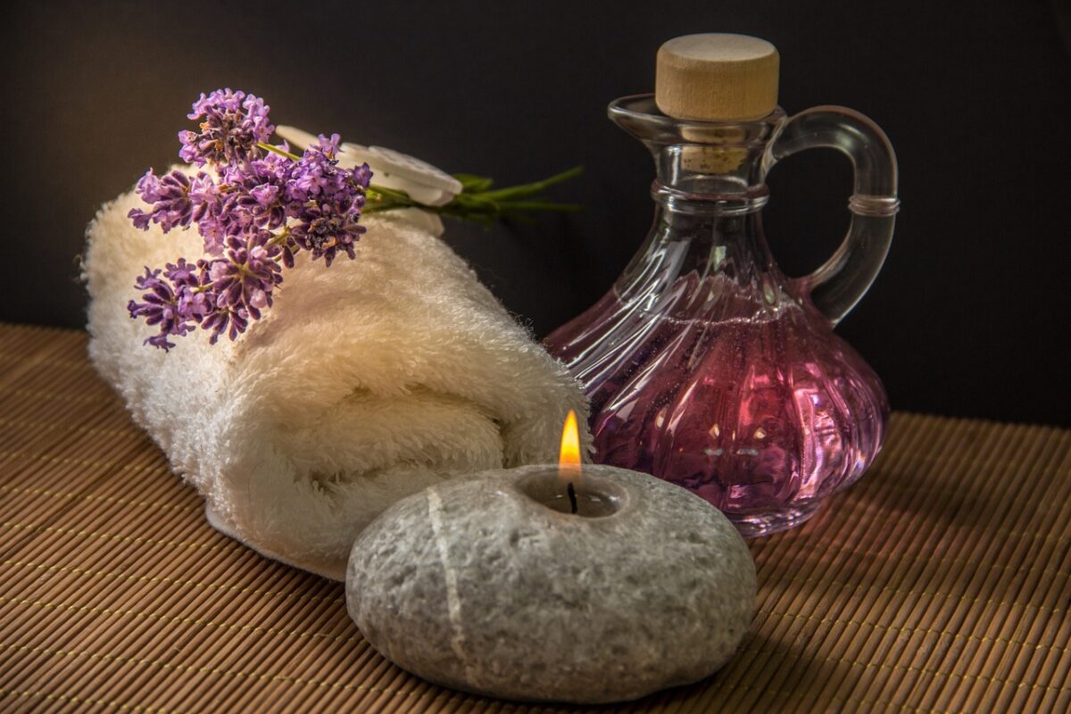 bougie, carafe et fleurs séchées