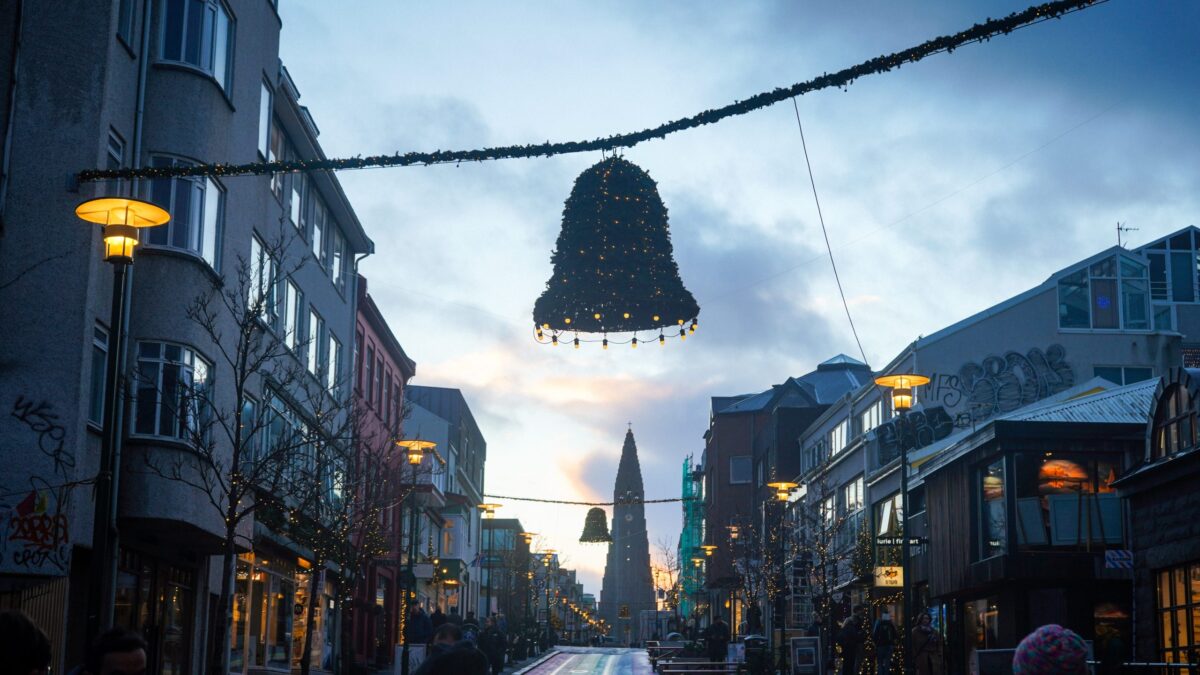 une rue de ville à noel