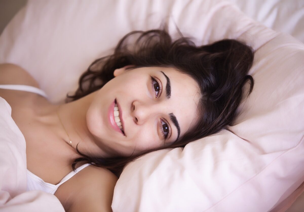 femme couchée sur oreiller