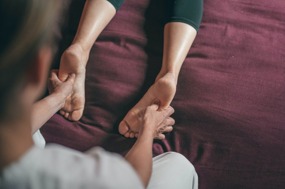 Réflexologie plantaire et relaxation : 4 astuces pour chouchouter vos pieds