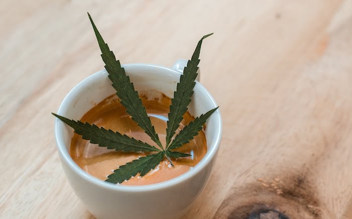 café et feuille de cannabis