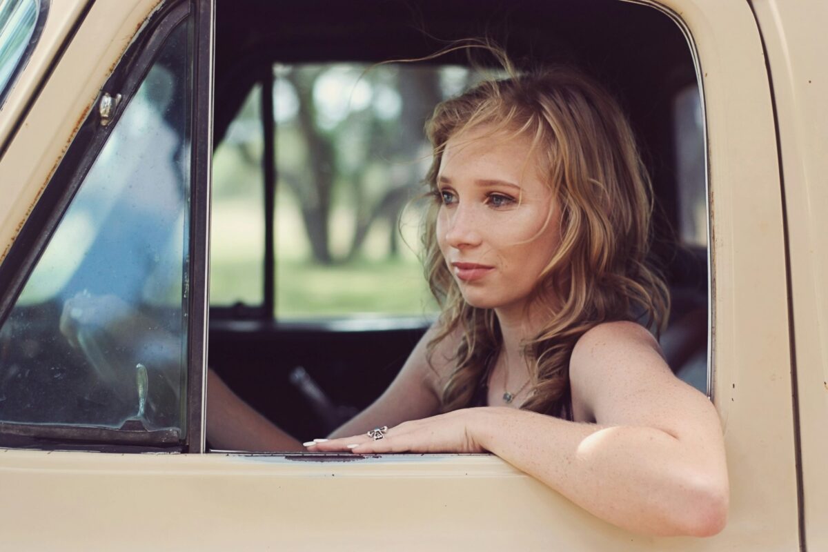 femme conduisant camion