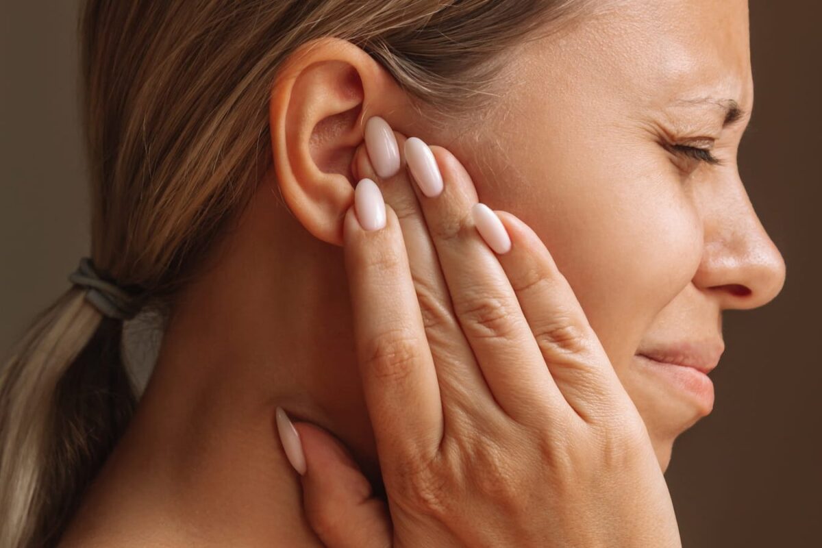 La sensation d&rsquo;oreille bouchée : un symptôme lié au stress