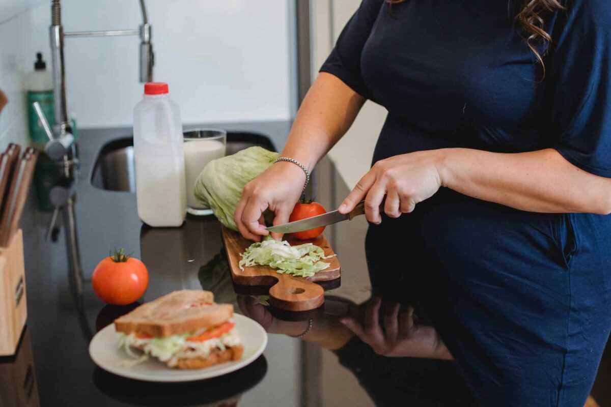 Les aliments interdits pendant la grossesse : guide complet pour les futures mamans
