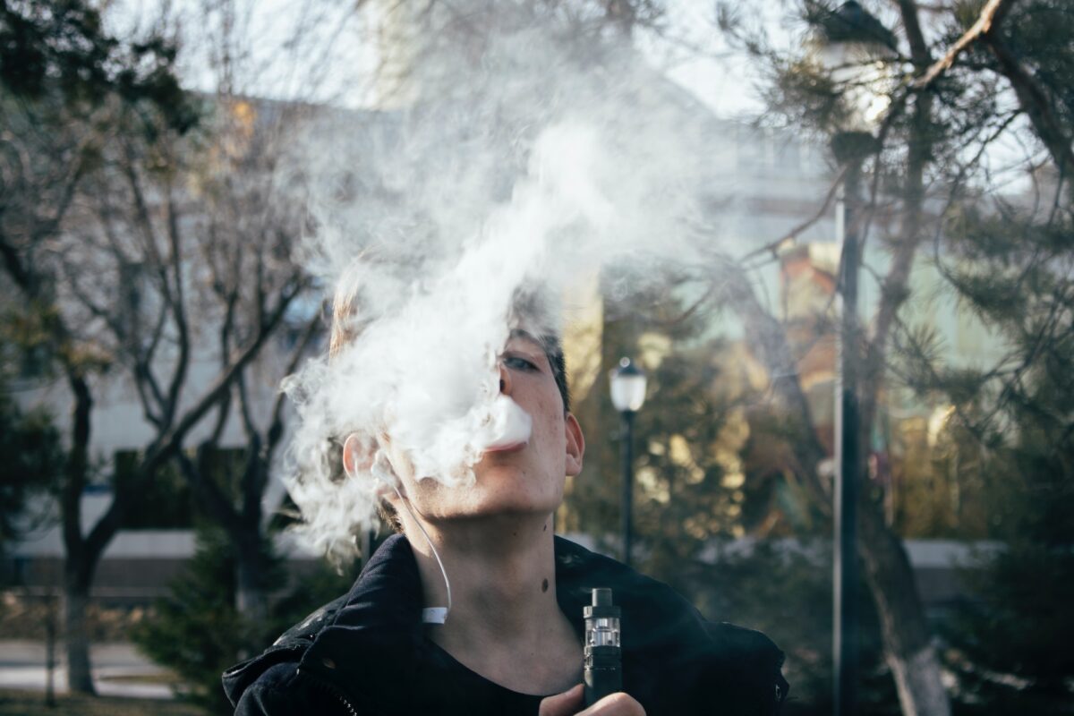 femme qui fume une vape